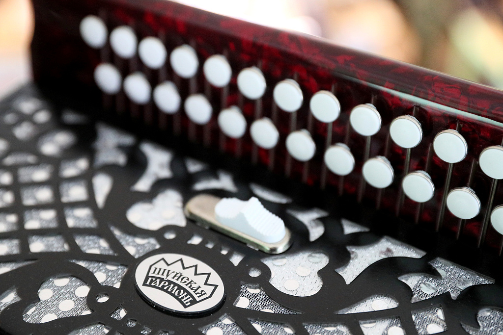 弦间木语 实拍俄罗斯古老乐器厂，聆听工匠指尖传承的百年回响